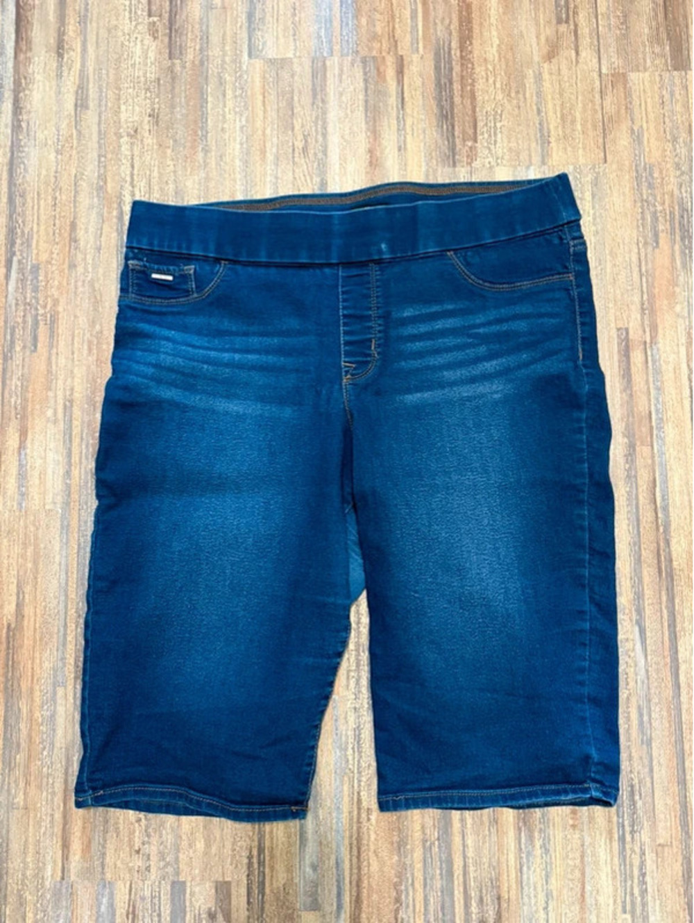 Nine West pull on skimmer shorts size 16